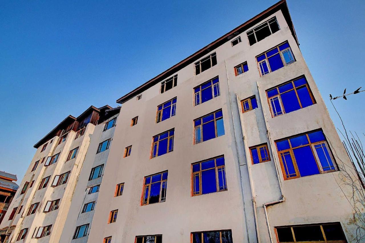 Hotel Oyo Flagship 85949 Ground Plaza 3*