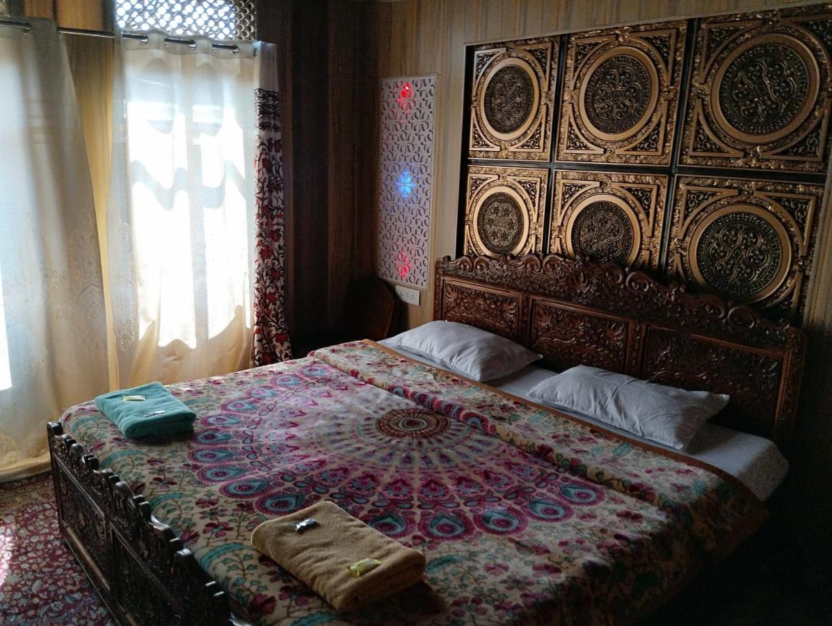 Botel The Bombay Heritage Group Of House Boat Srinagar (Jammu and Kashmir)