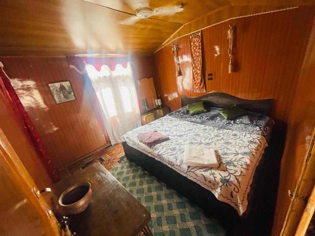 Hayat Houseboat Botel 4*