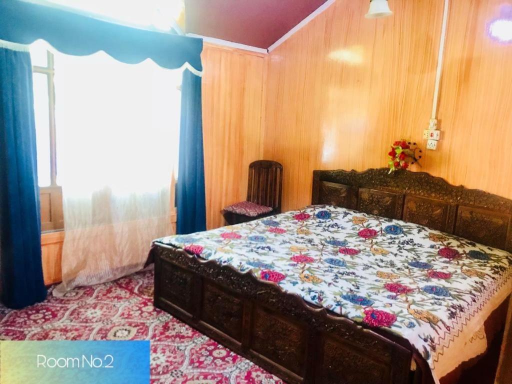 Hayat Houseboat 4*