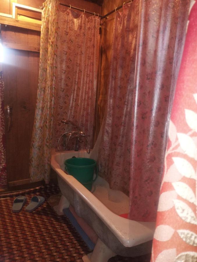 Pana 4 Boat House * Srinagar (Jammu and Kashmir)