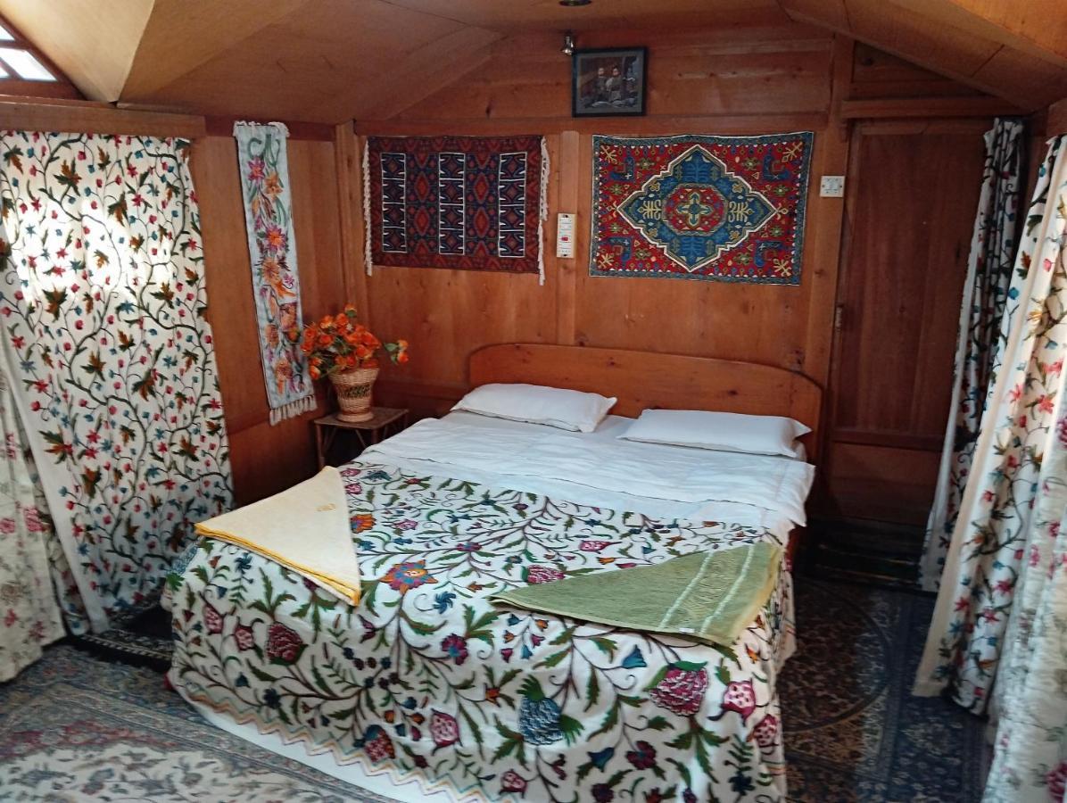 Botel The Bombay Heritage Group Of House Boat Srinagar (Jammu and Kashmir)