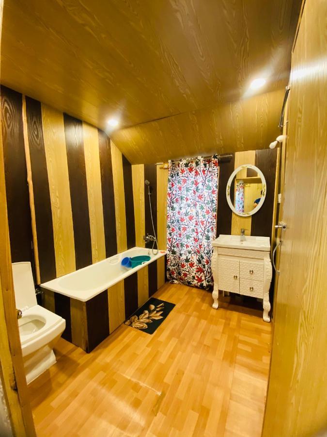 House Boat New Pala Palace Srinagar (Jammu and Kashmir)