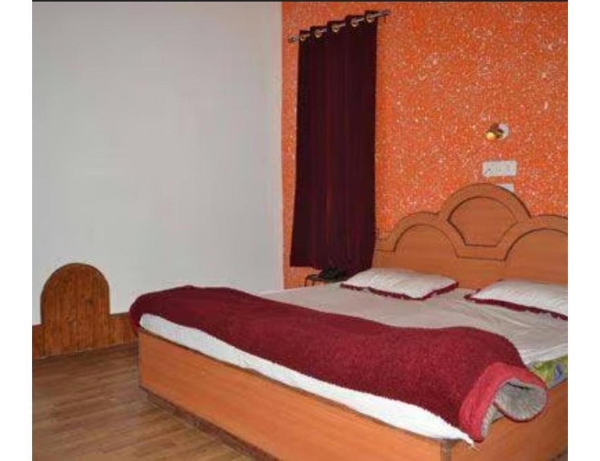 Pandit Palace, * Srinagar (Jammu and Kashmir)