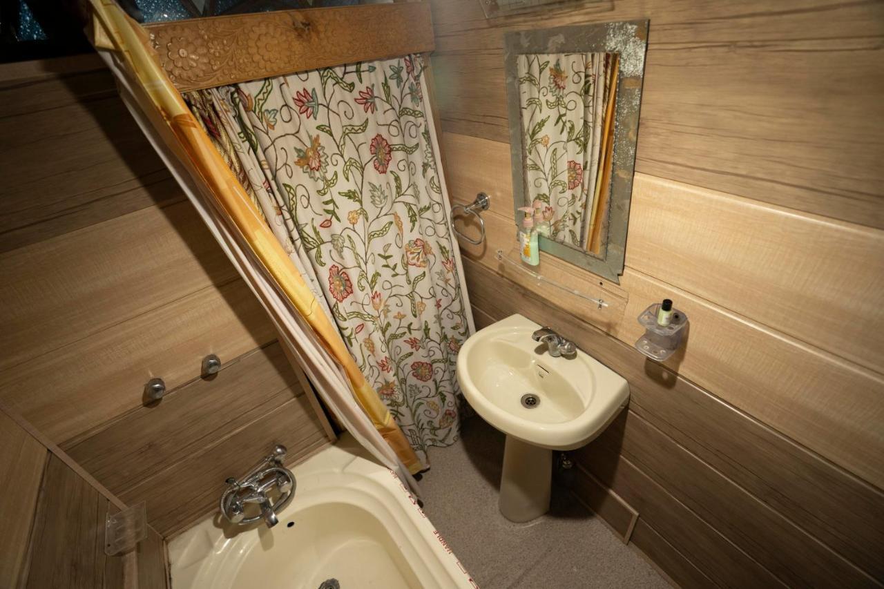 New Bombay Heritage Group Of House Boat Botel *