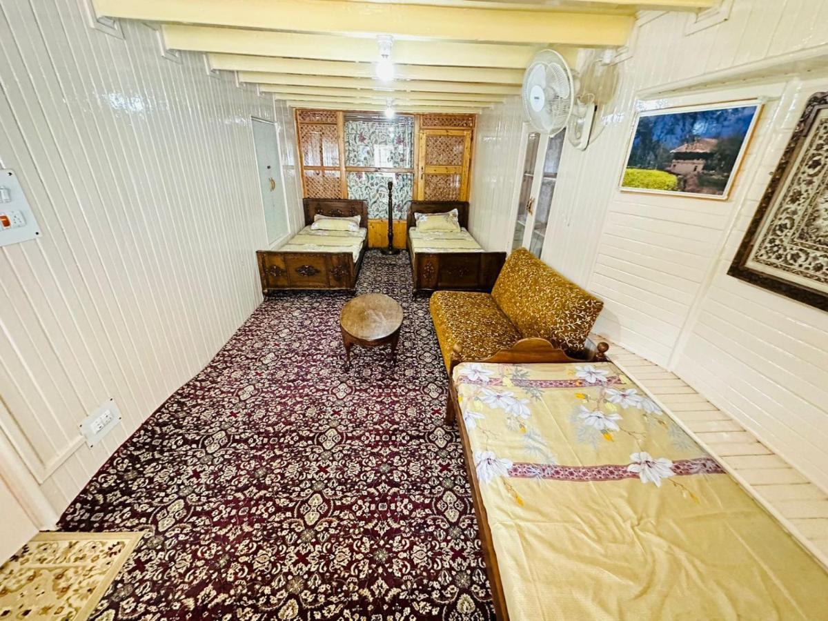 Gypsys Hostel *