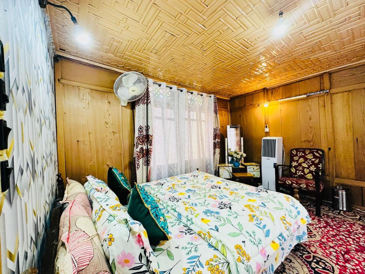 Houseboat New Retreat Group Bed & Breakfast *