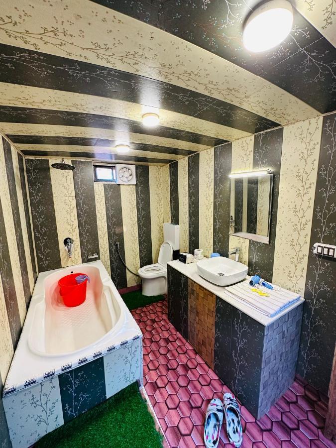 Houseboat New Retreat Group Bed & Breakfast Srinagar (Jammu and Kashmir)