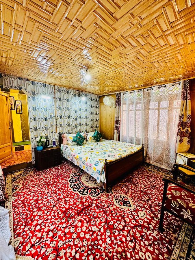 Bed & Breakfast Houseboat New Retreat Group Srinagar (Jammu and Kashmir)