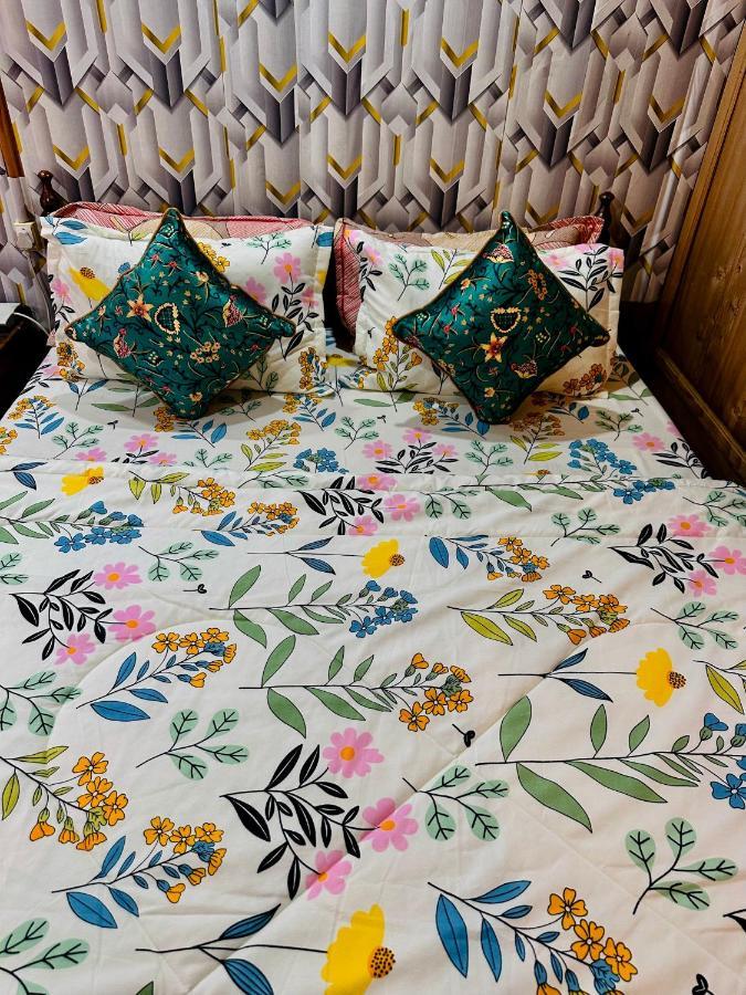 Houseboat New Retreat Group * Srinagar (Jammu and Kashmir)
