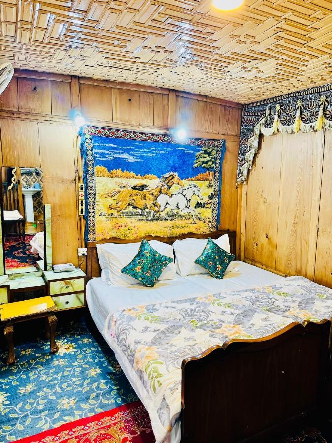 Houseboat New Retreat Group Bed & Breakfast Srinagar (Jammu and Kashmir)