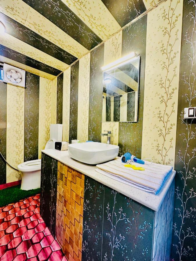 Houseboat New Retreat Group Srinagar (Jammu and Kashmir)