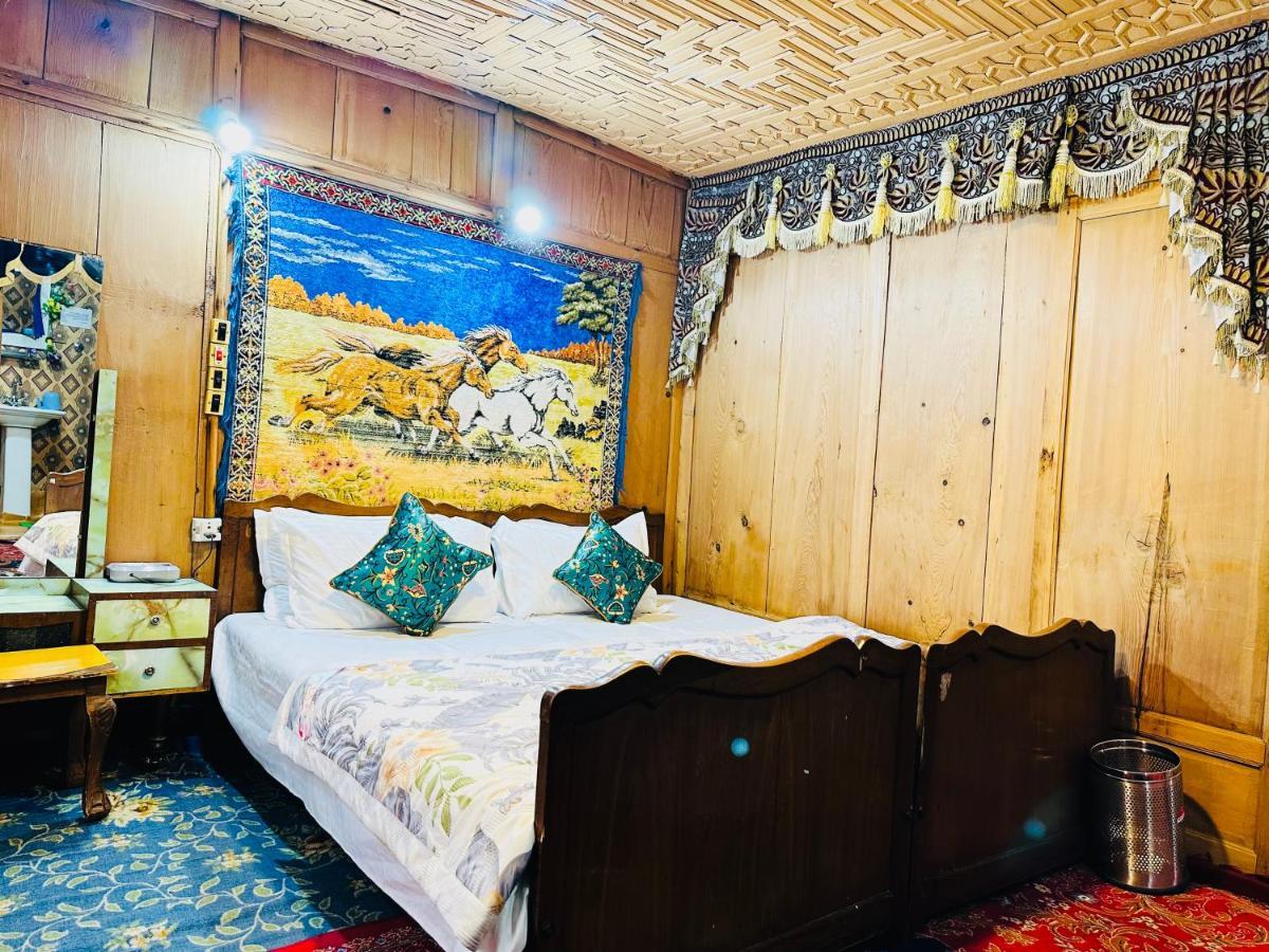 Houseboat New Retreat Group Bed & Breakfast