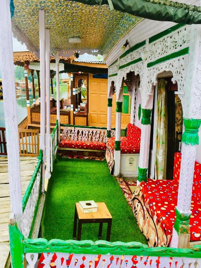 Houseboat New Retreat Group * Srinagar (Jammu and Kashmir)