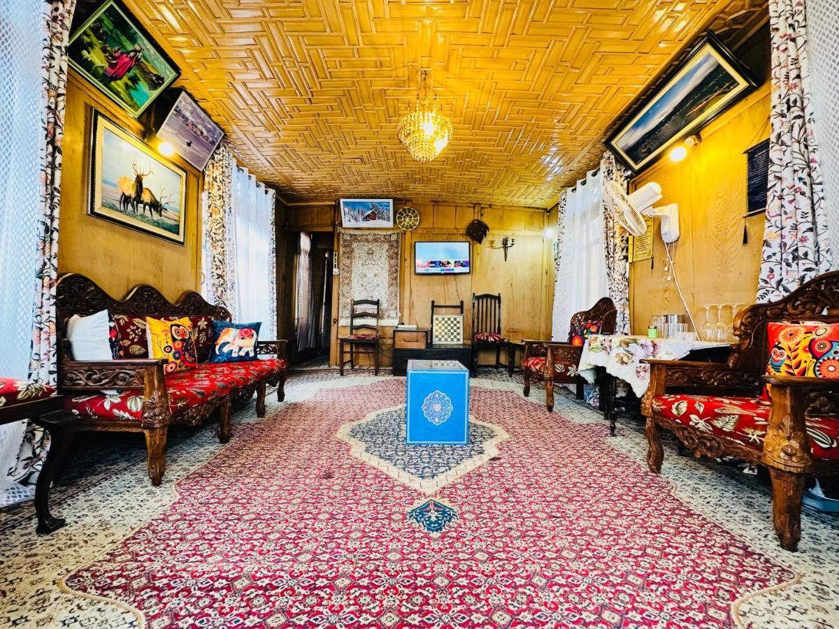 Houseboat New Retreat Group Srinagar (Jammu and Kashmir)