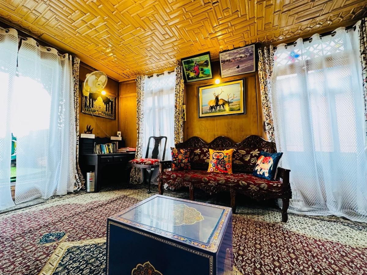 Houseboat New Retreat Group Bed & Breakfast Srinagar (Jammu and Kashmir)