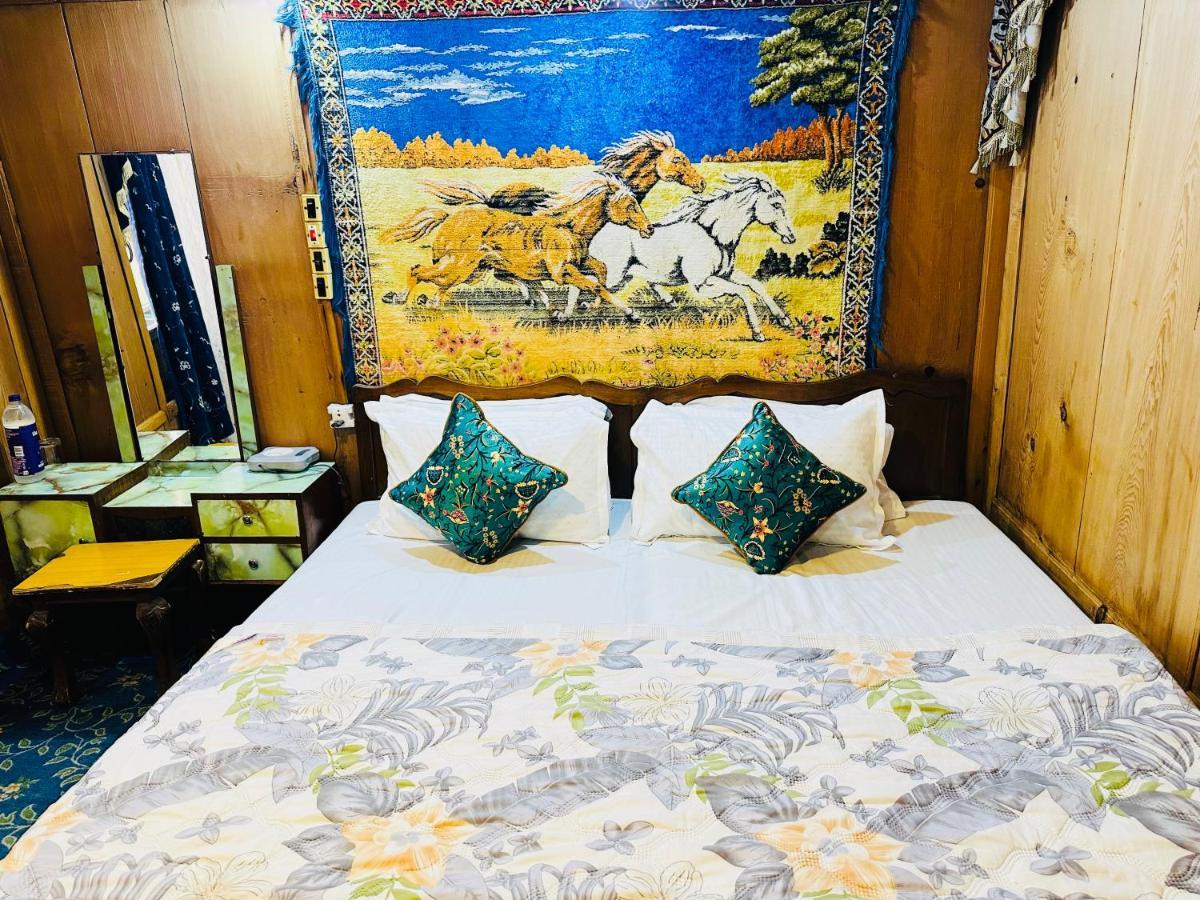 Houseboat New Retreat Group * Srinagar (Jammu and Kashmir)