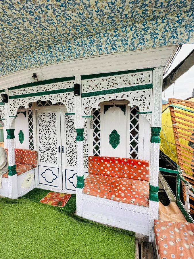 Houseboat New Retreat Group * Srinagar (Jammu and Kashmir)