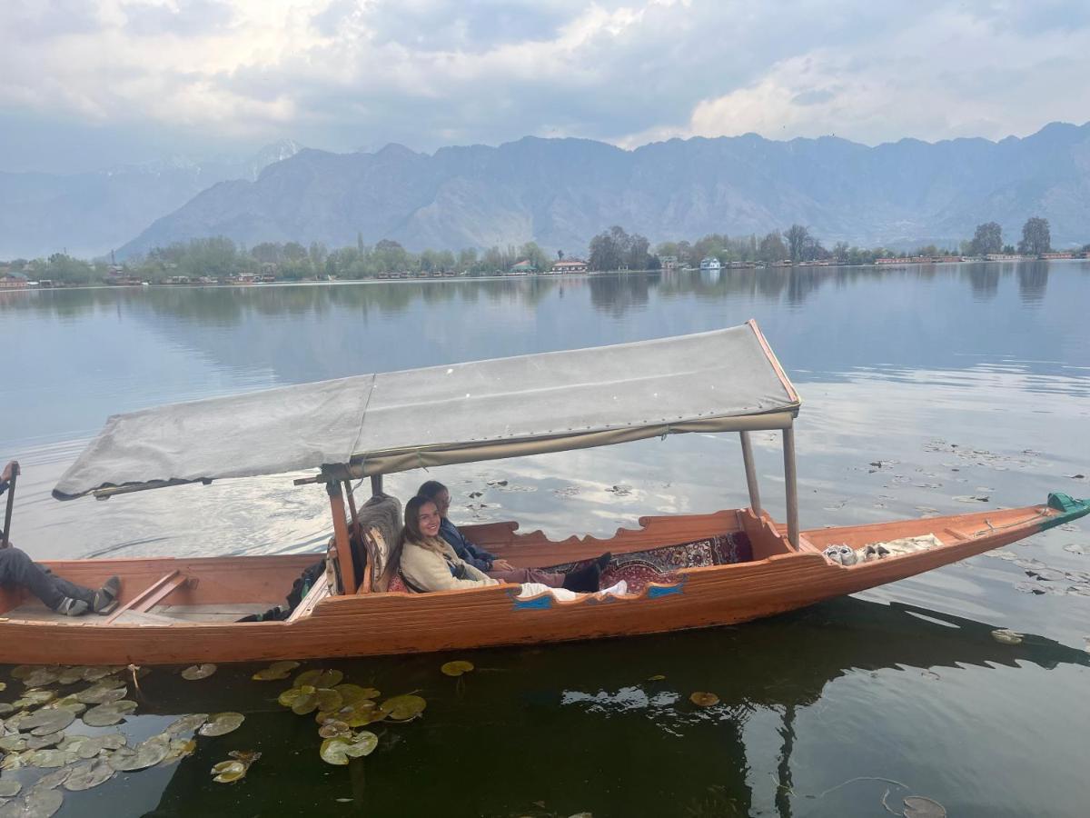 New Kolohai Group Of Houseboats Hotel