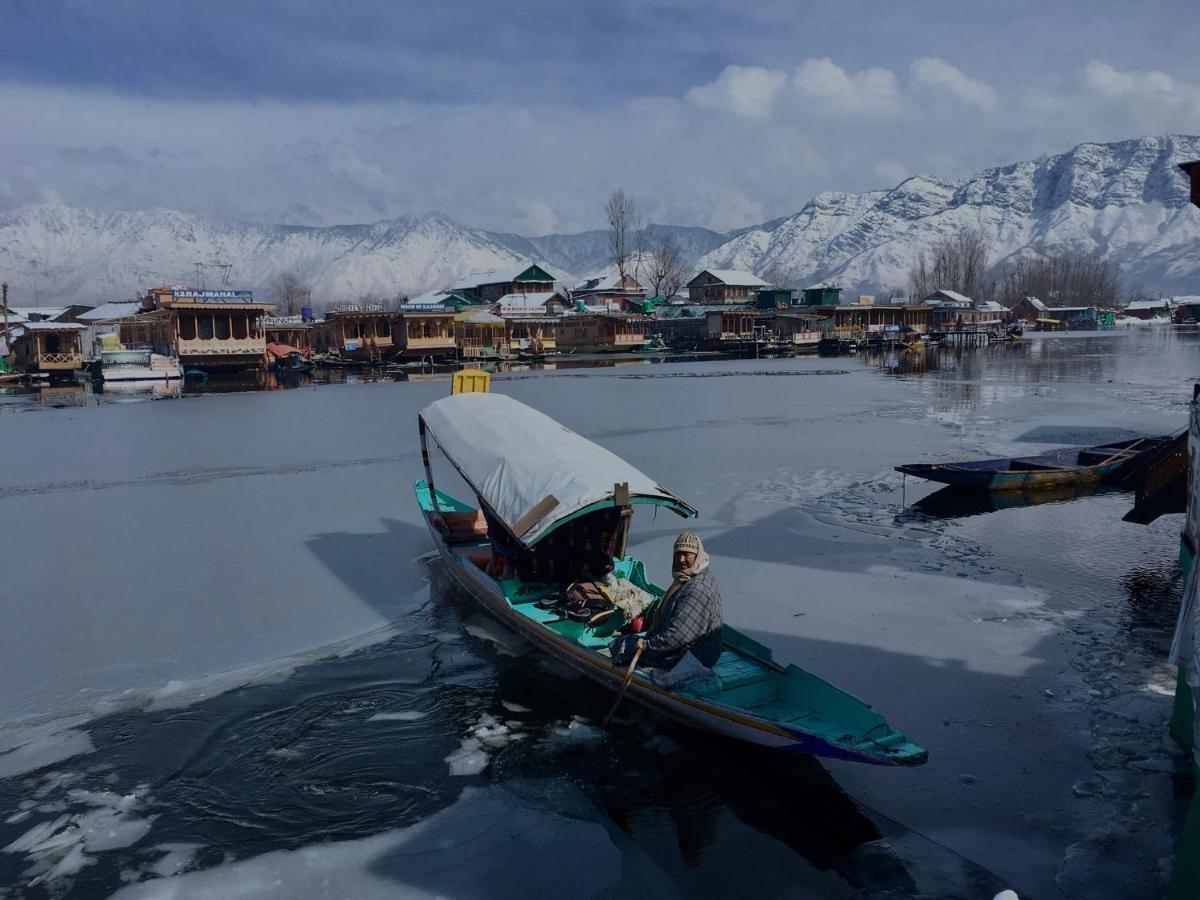 Houseboat New Retreat Group Srinagar (Jammu and Kashmir)