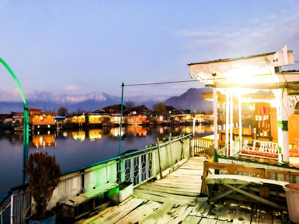 Houseboat New Retreat Group