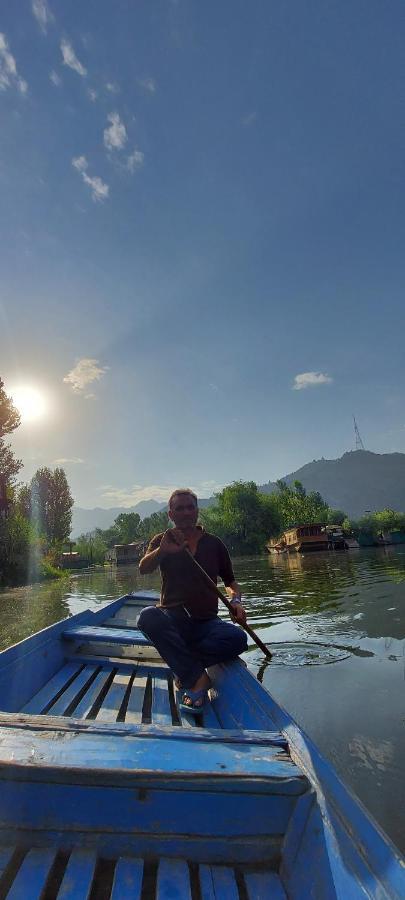 View Group Of Houseboats Hotel