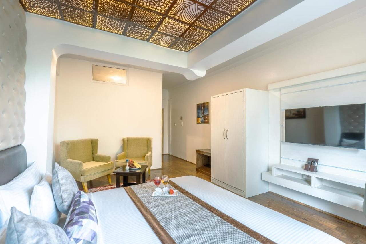 Crown 4* Srinagar (Jammu and Kashmir)
