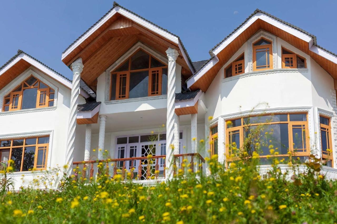 Villa Buhayra Lakefront By Veo - Part Of Stayvista Srinagar (Jammu and Kashmir)