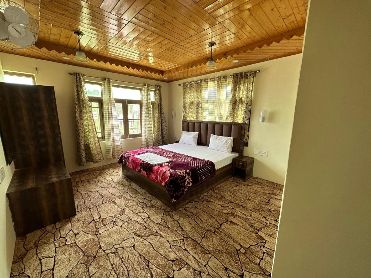 Hotel Riverwood Srinagar (Jammu and Kashmir)