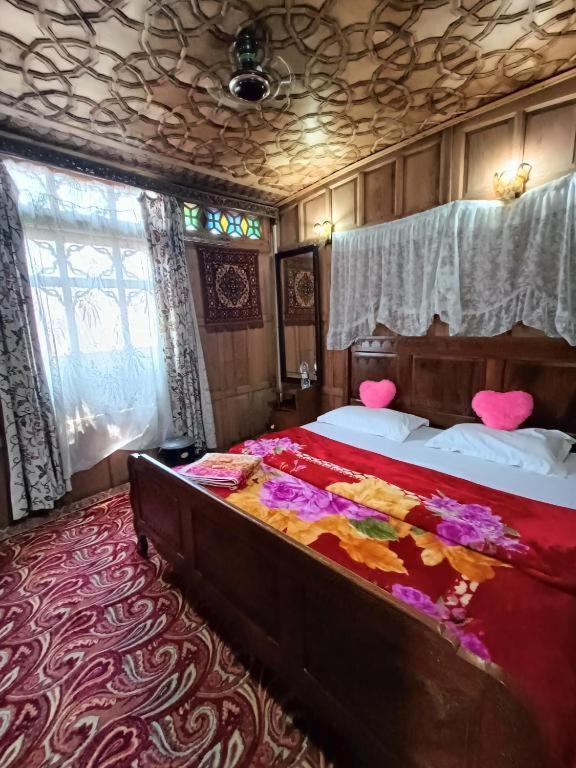 Newminar Group Of Houseboats