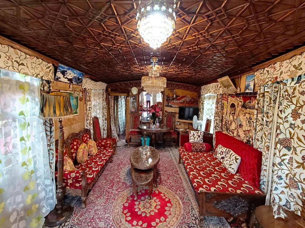Newminar Group Of Houseboats Hotel 3*