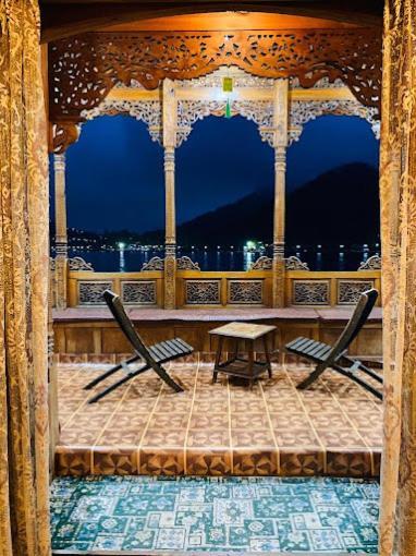 Hotel Houseboat Kashmir Treat 3*