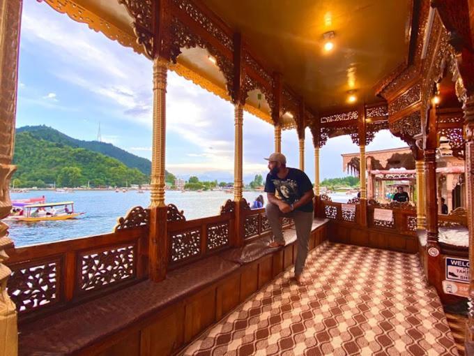 Houseboat Kashmir Treat Hotel