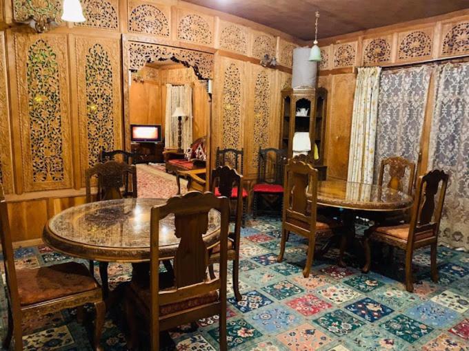 Hotel Houseboat Kashmir Treat Srinagar (Jammu and Kashmir)