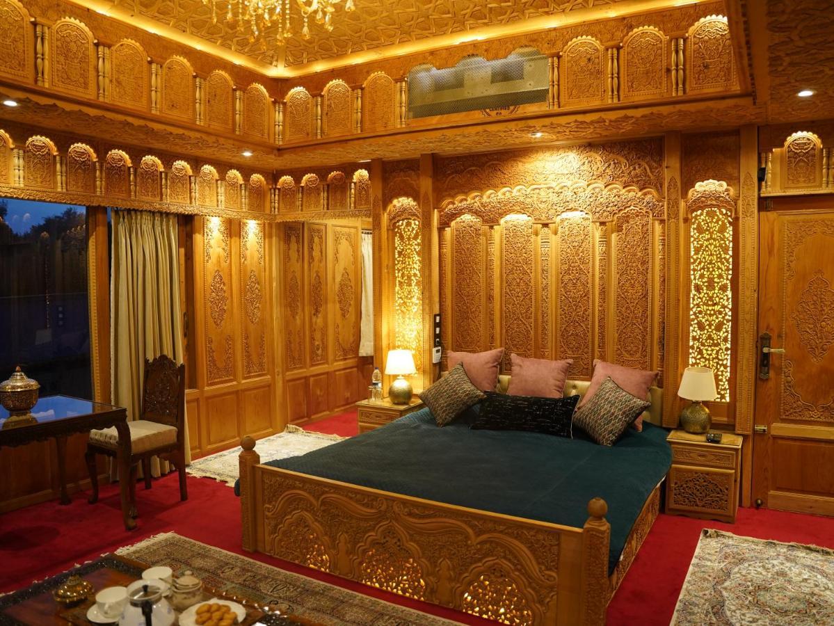 Harmukh Houseboat By Pattern Hotel Srinagar (Jammu and Kashmir)