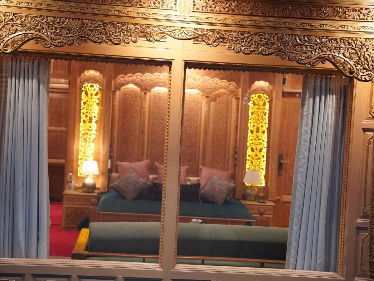 Harmukh Houseboat By Pattern 5* Srinagar (Jammu and Kashmir)