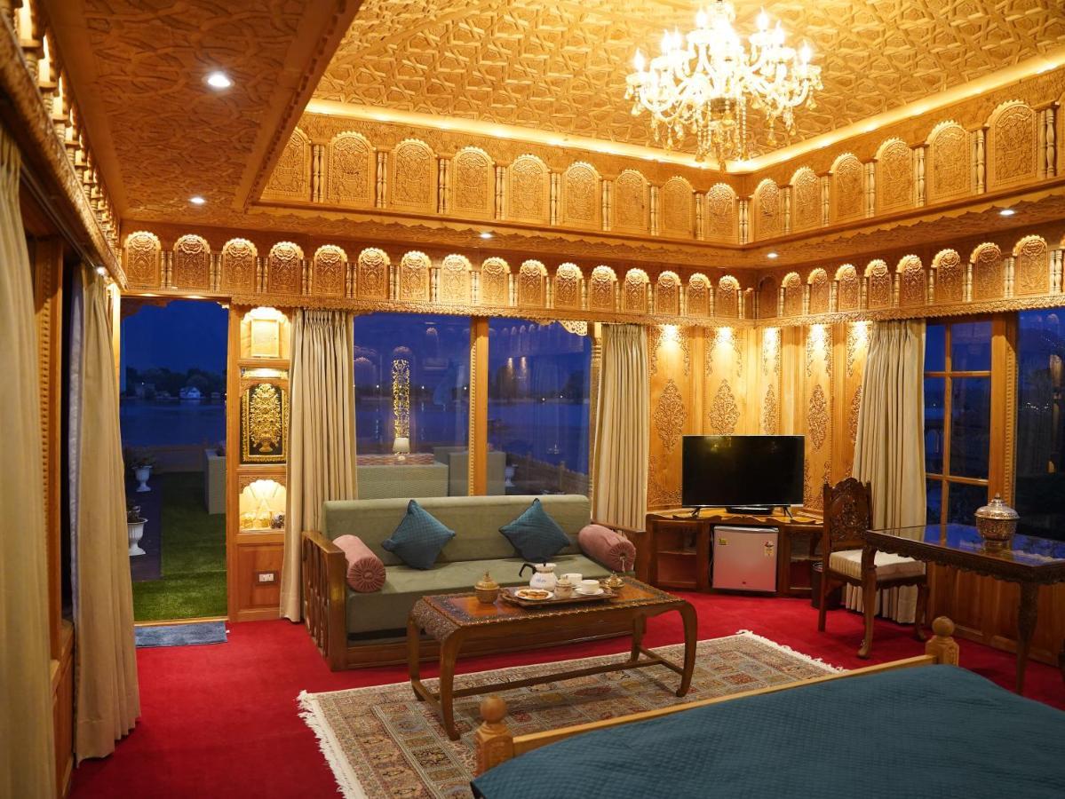 Harmukh Houseboat By Pattern Hotel Srinagar (Jammu and Kashmir)