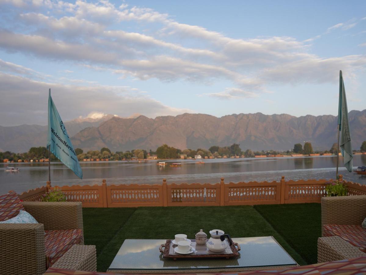 Harmukh Houseboat By Pattern Srinagar (Jammu and Kashmir)
