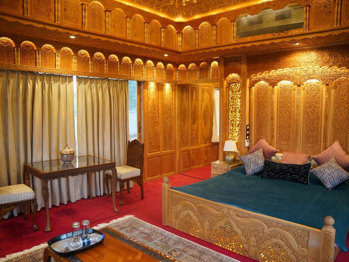 Harmukh Houseboat By Pattern 5* Srinagar (Jammu and Kashmir)