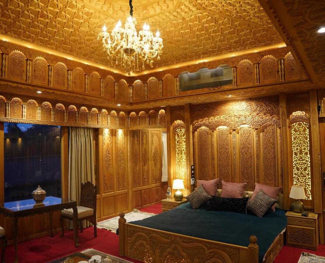 Harmukh Houseboat By Pattern Hotel Srinagar (Jammu and Kashmir)
