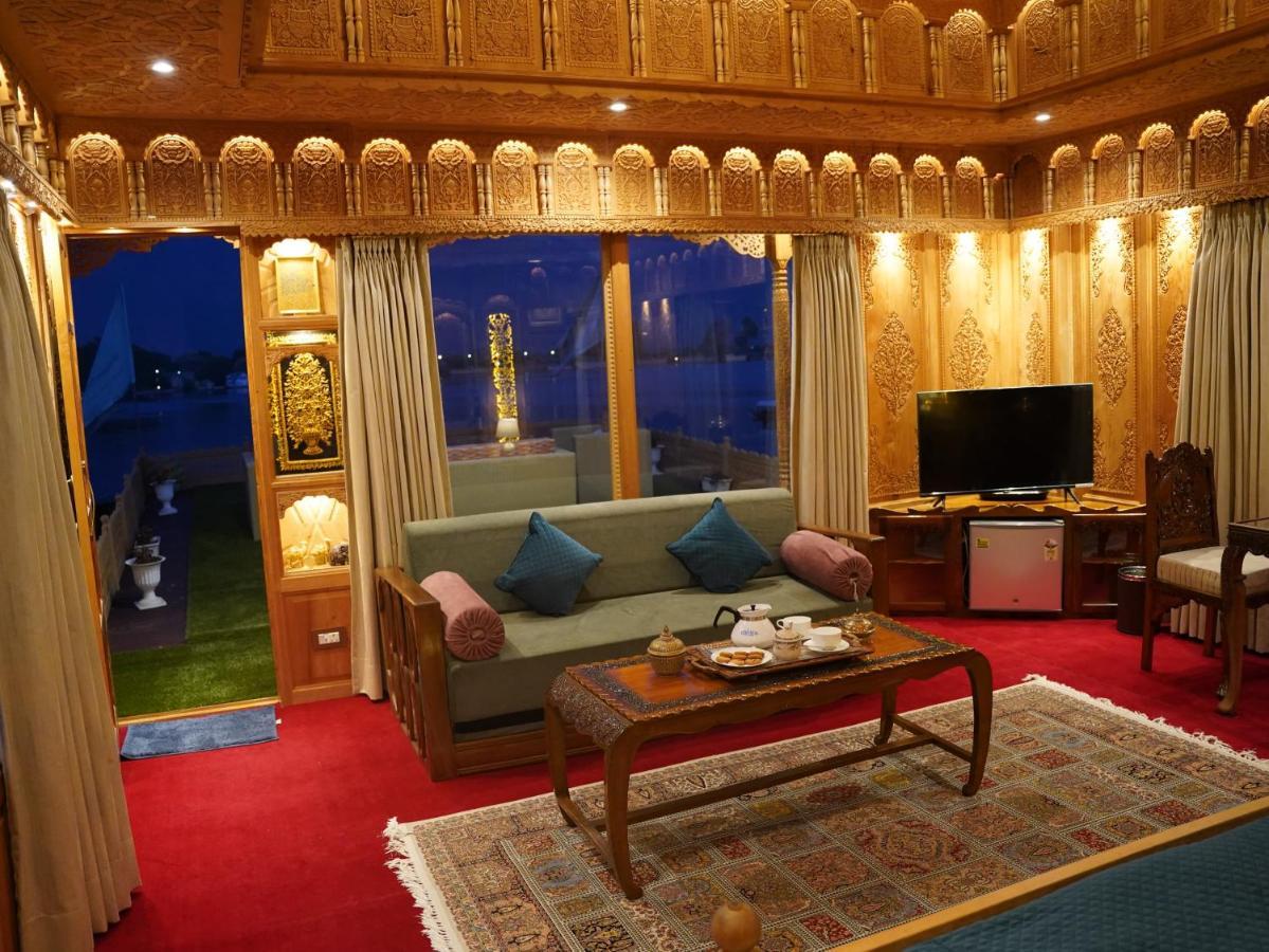 Harmukh Houseboat By Pattern Hotel Srinagar (Jammu and Kashmir)