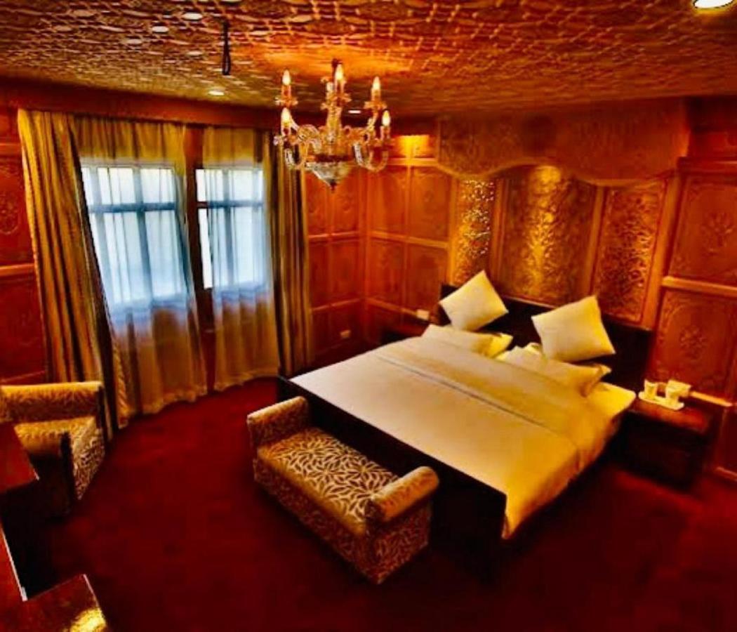 Hotel Floating Luxury Group Of Houseboats Srinagar (Jammu and Kashmir)