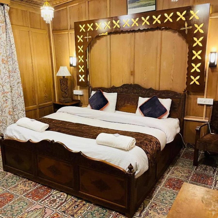 Hotel Floating Luxury Group Of Houseboats Srinagar (Jammu and Kashmir)