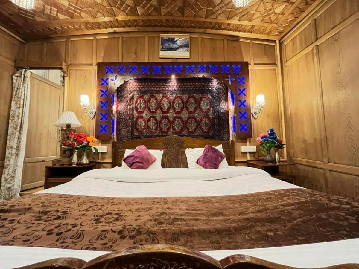 Floating Luxury Group Of Houseboats 4* Srinagar (Jammu and Kashmir)
