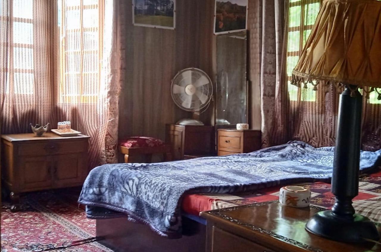 Flora , Guest house Srinagar (Jammu and Kashmir)