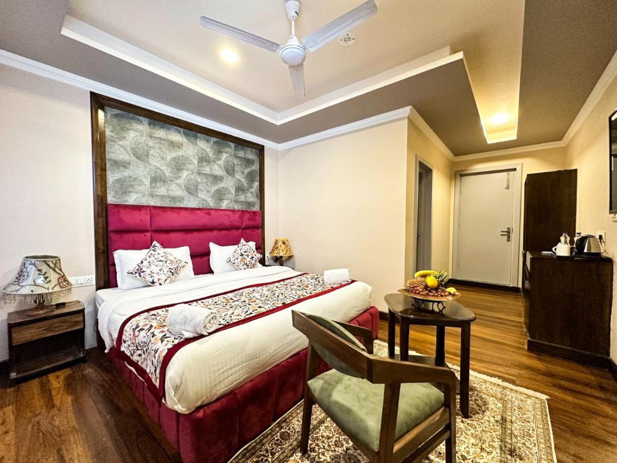 Hotel Group Of 4*