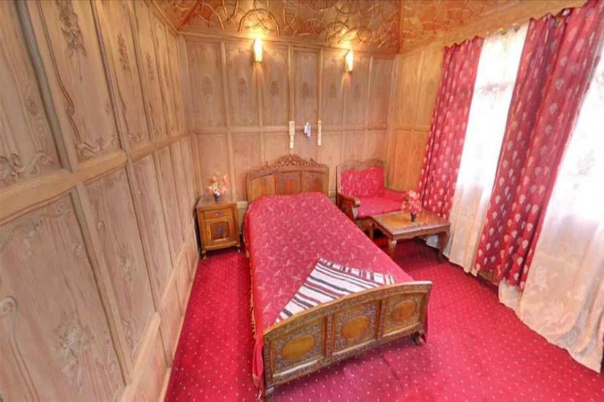 New Kolohai Group Of Houseboats