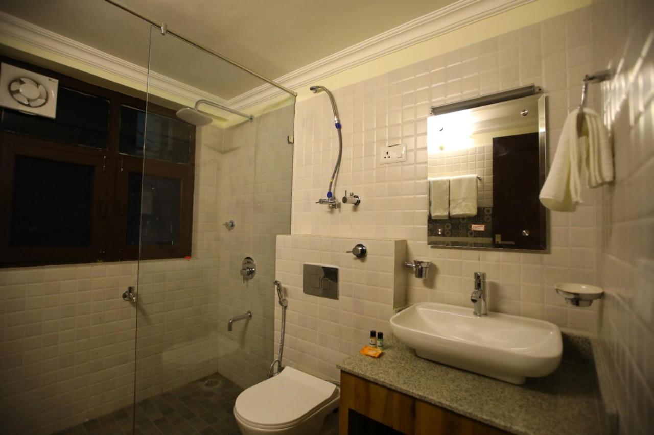 Hotel Shaf Excellency Srinagar (Jammu and Kashmir)