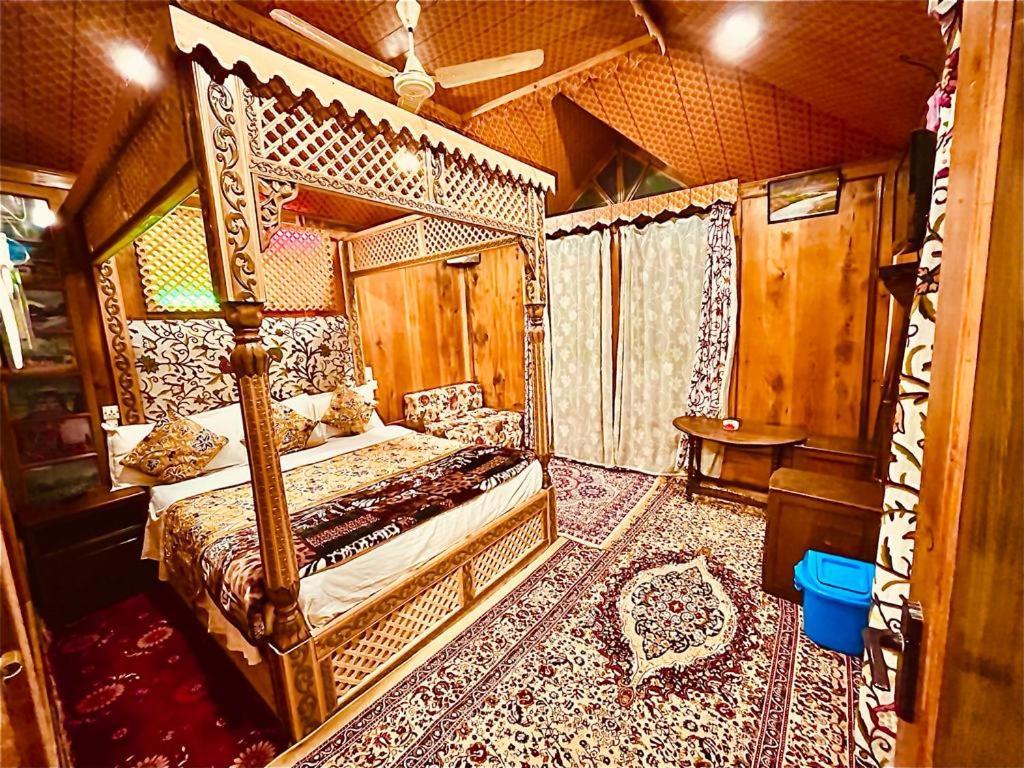 Hayat Group Of Houseboats 4*