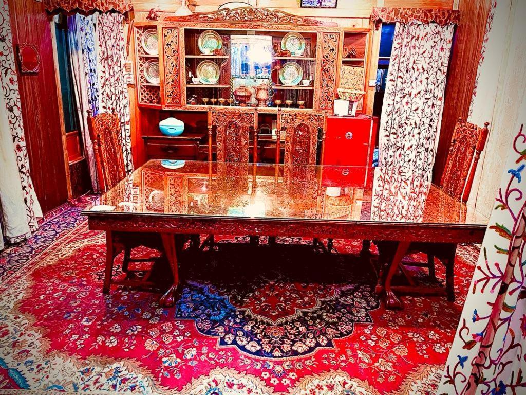 Hayat Group Of Houseboats Botel 4*